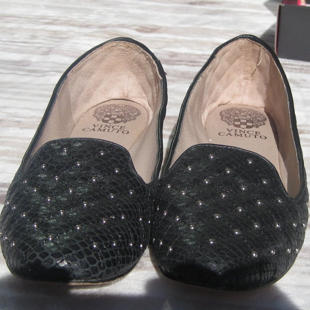 VINCE CAMUTO LILLIANA 2 STUDDED BLACK SOLID SNAKE/QUILTED FLATS SIZE 7    EUC